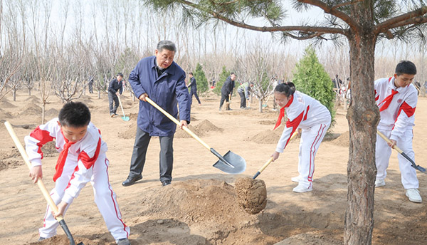 習近平在參加首都義務植樹活動時強調 全民植樹增綠 共建美麗中國